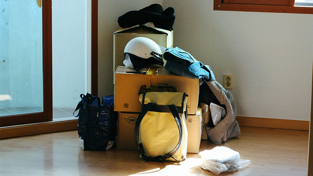 Photo: Backpack, boxes and packed bag; Source: Photo by Ryu Orn on Unsplash, https://unsplash.com/photos/black-and-blue-backpack-on-brown-wooden-table-JQ-WgCJk5ow